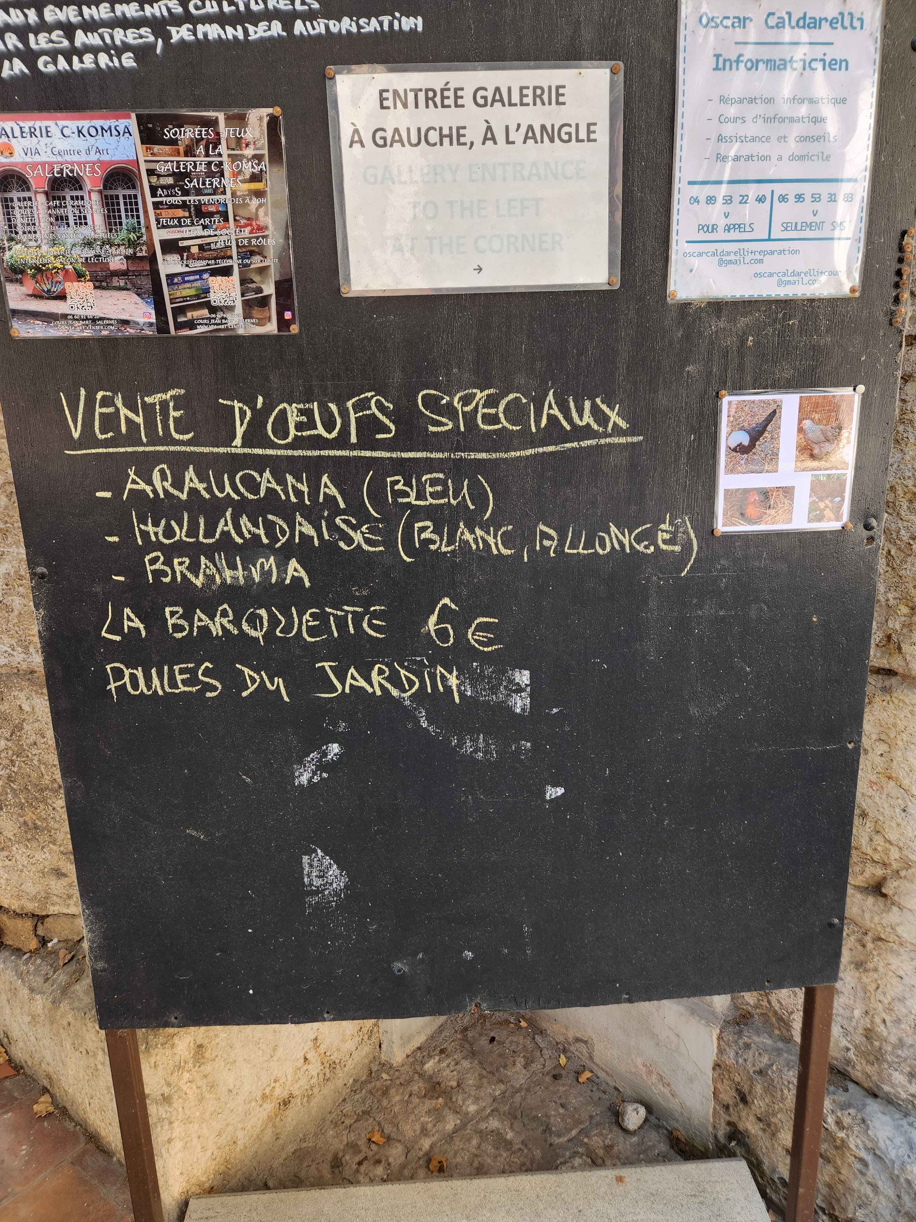 Le panneau d'affichage extérieur de l'atelier-galerie