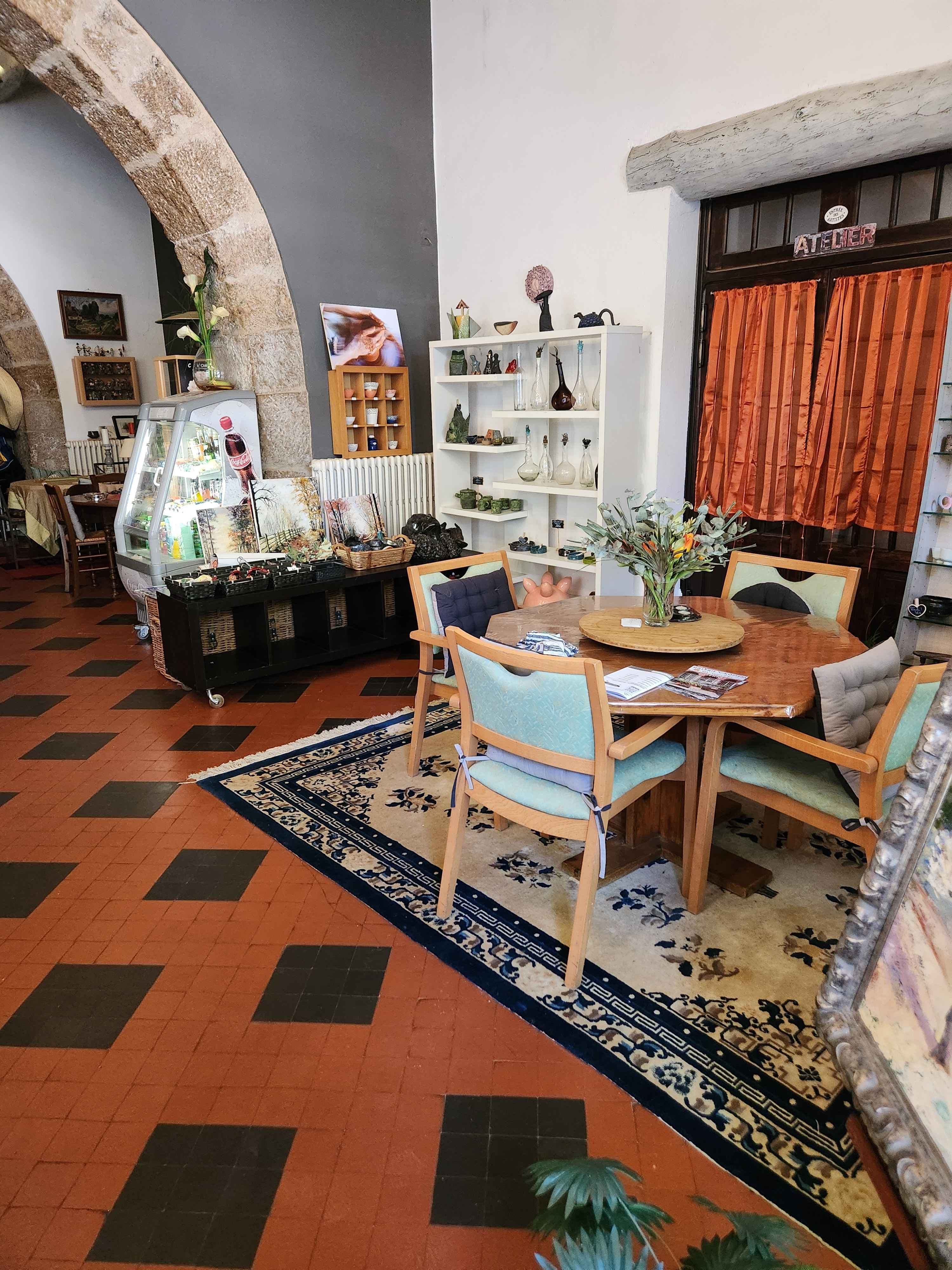 Le salon intérieur, entre galerie et salon de thé (2/10)