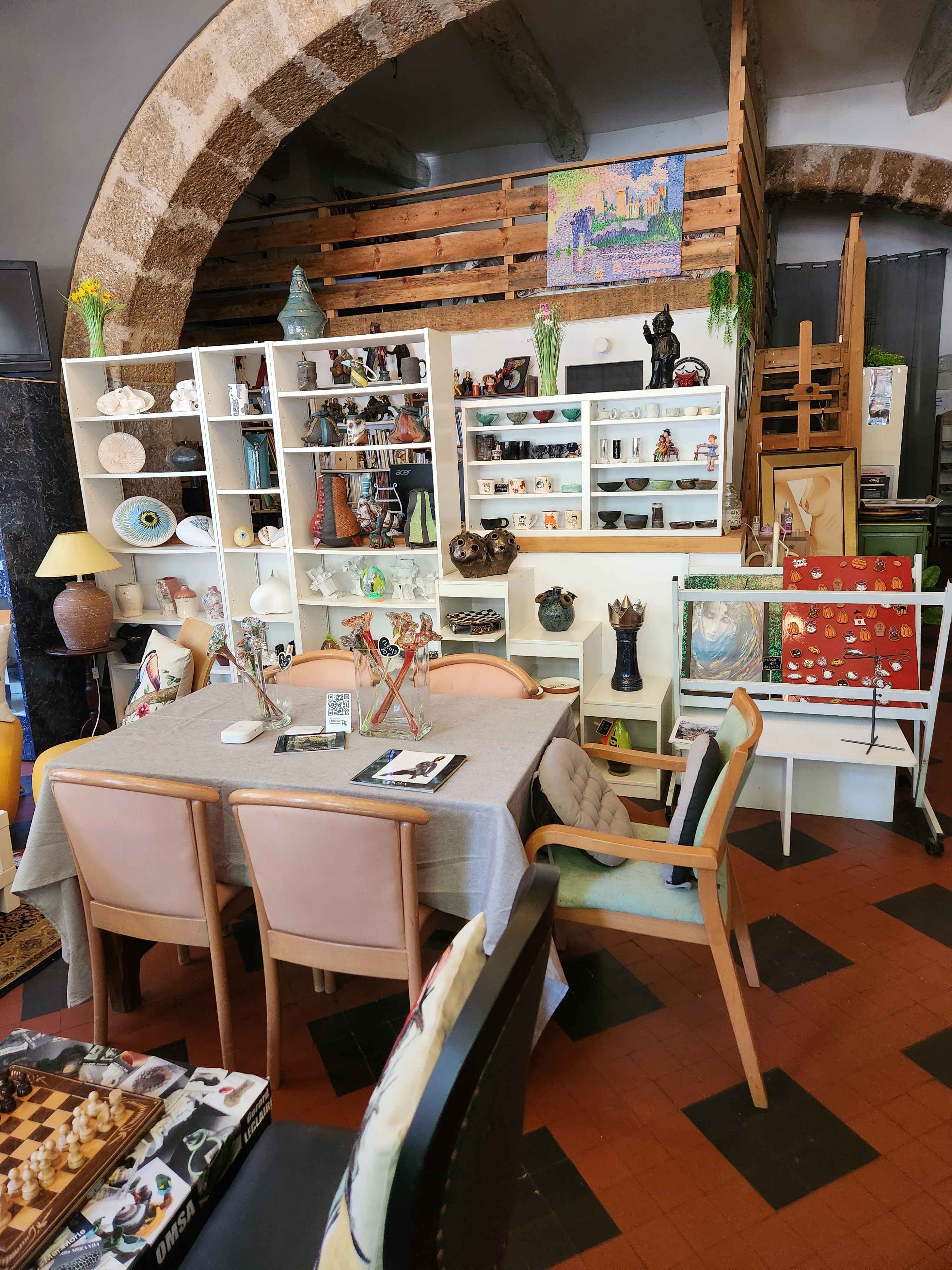 Le salon intérieur, entre galerie et salon de thé (3/10)