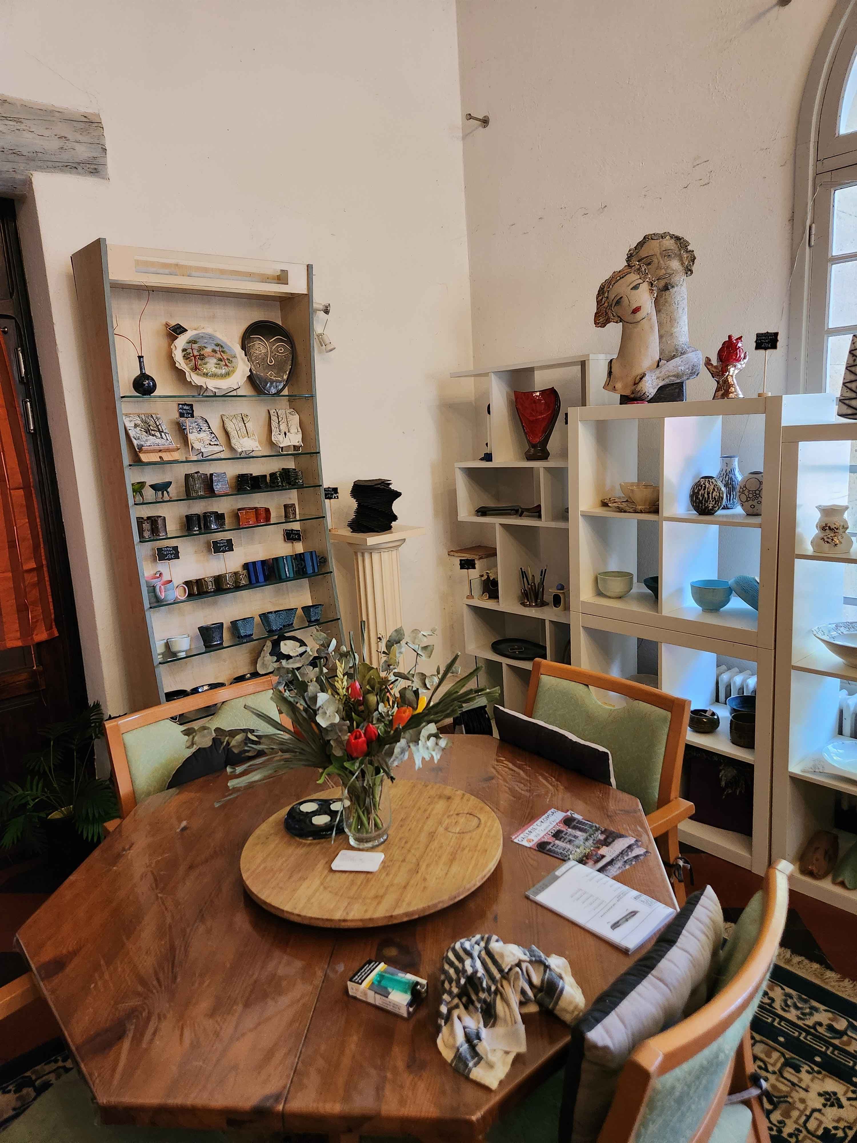 Le salon intérieur, entre galerie et salon de thé (5/10)