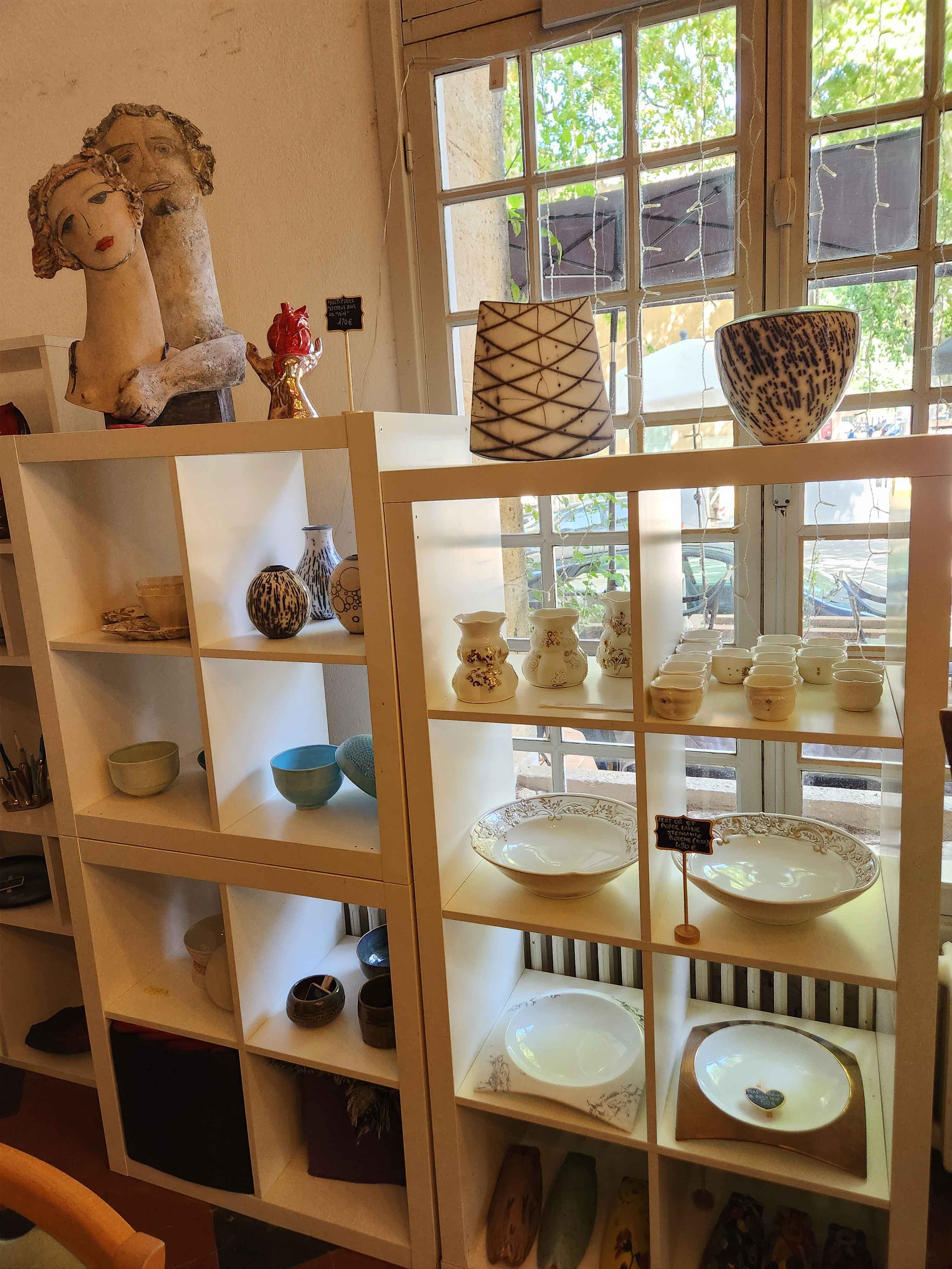Le salon intérieur, entre galerie et salon de thé (6/10)