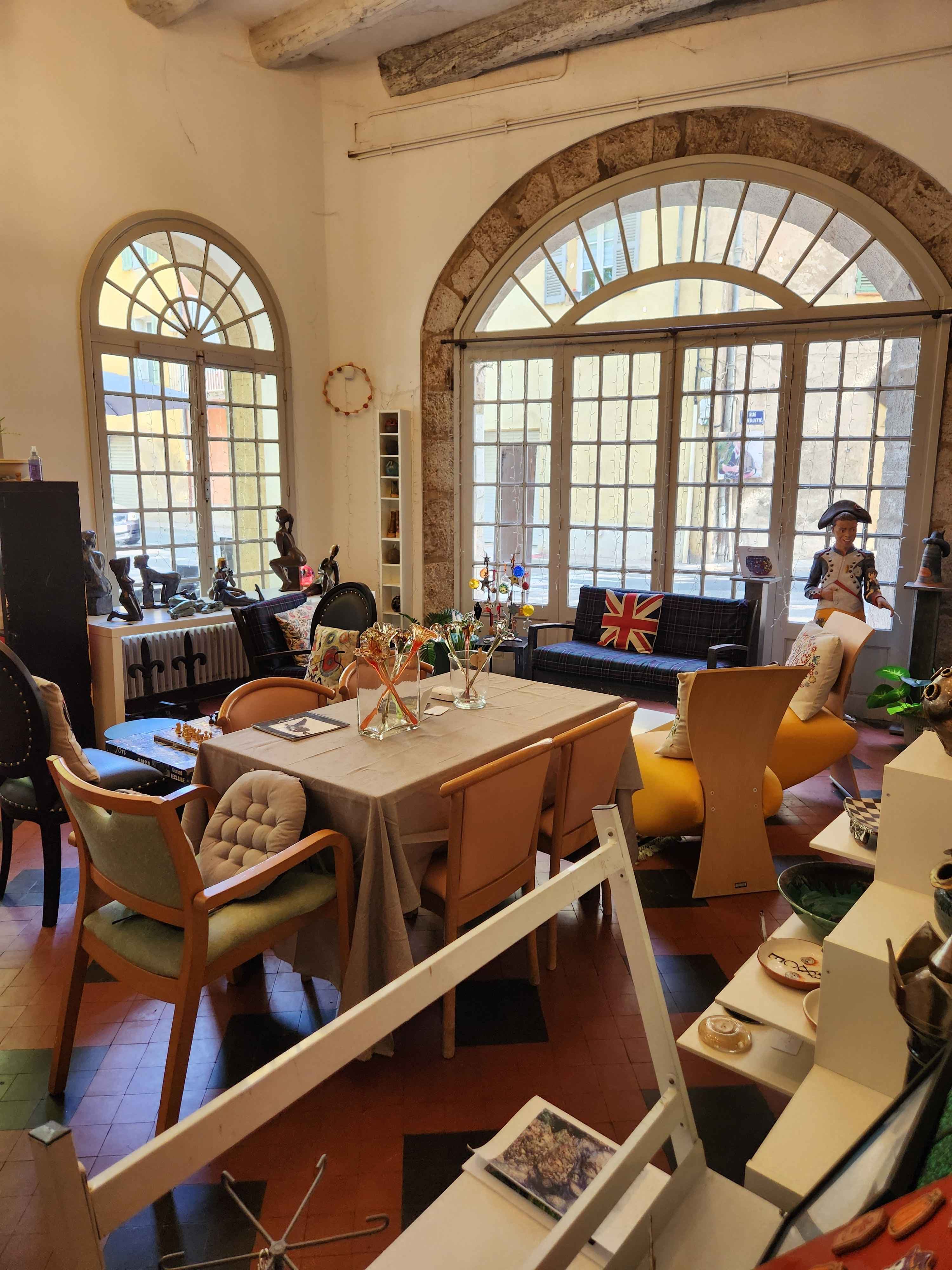 Le salon intérieur, entre galerie et salon de thé (7/10)