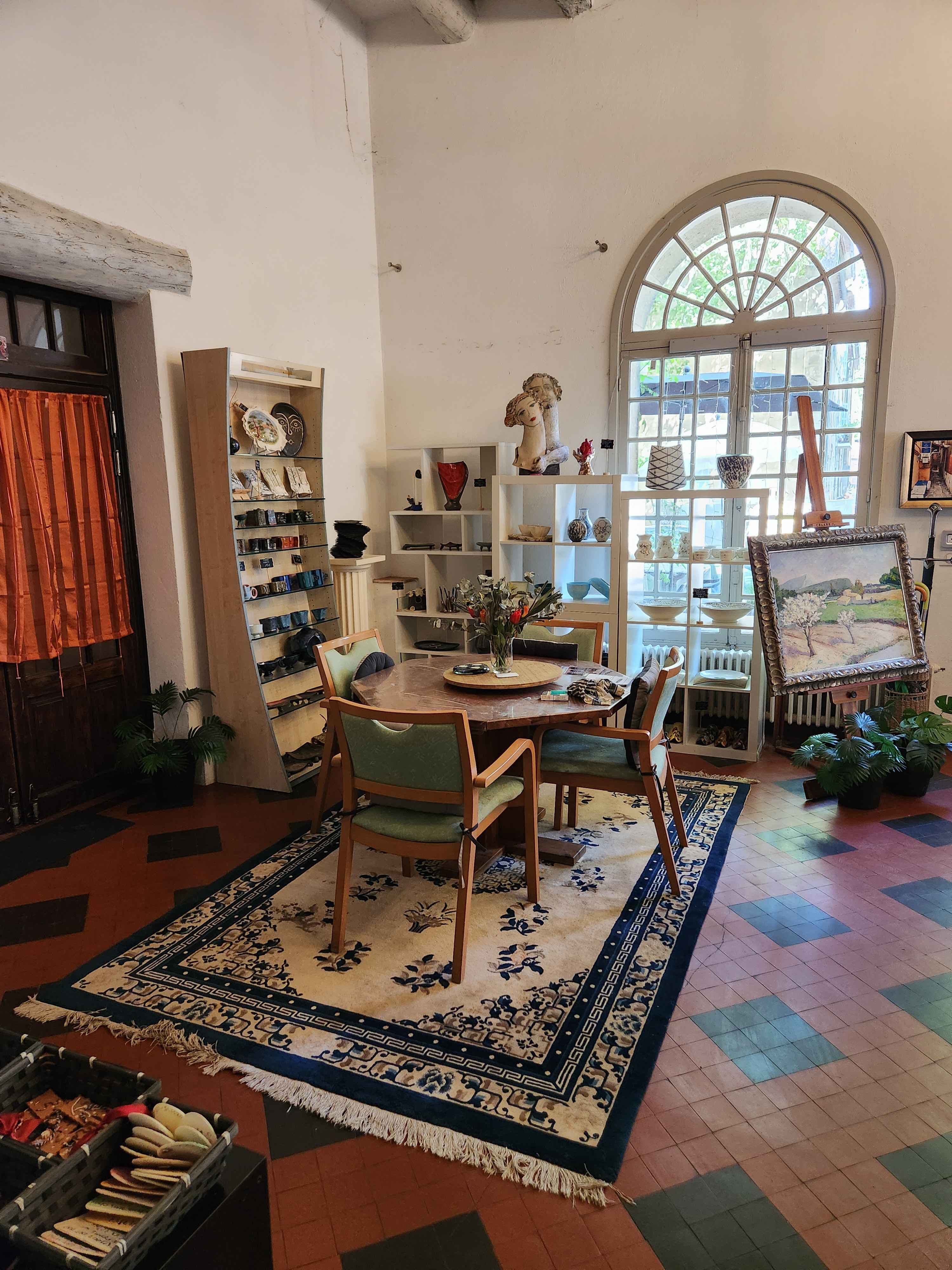 Le salon intérieur, entre galerie et salon de thé (8/10)
