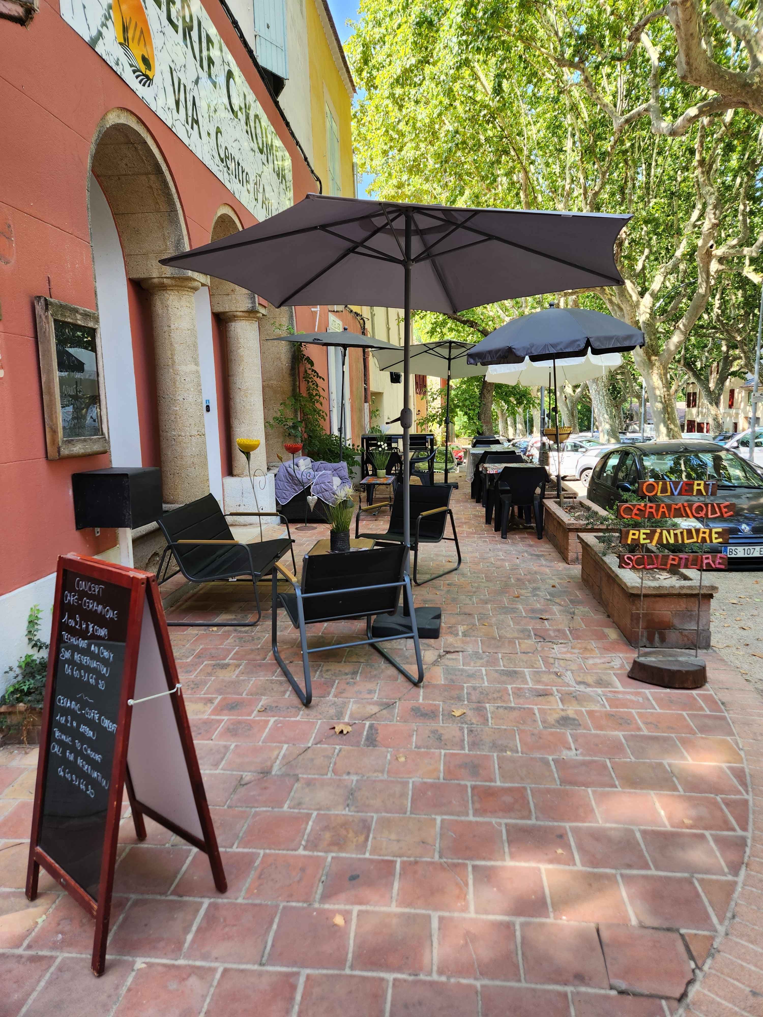 La terrasse ombragée de l'atelier-galerie (2/3)