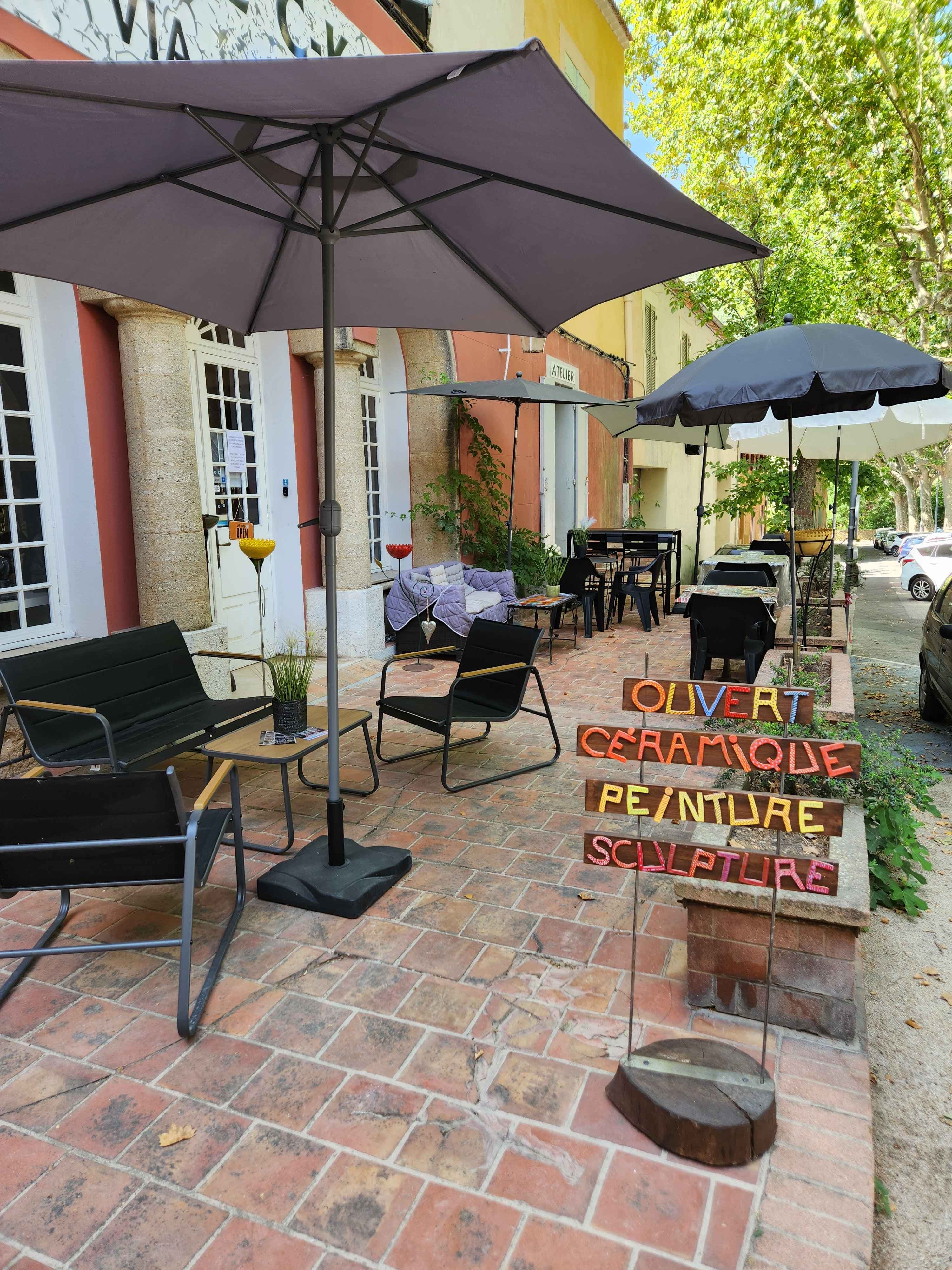 La terrasse ombragée de l'atelier-galerie (3/3)