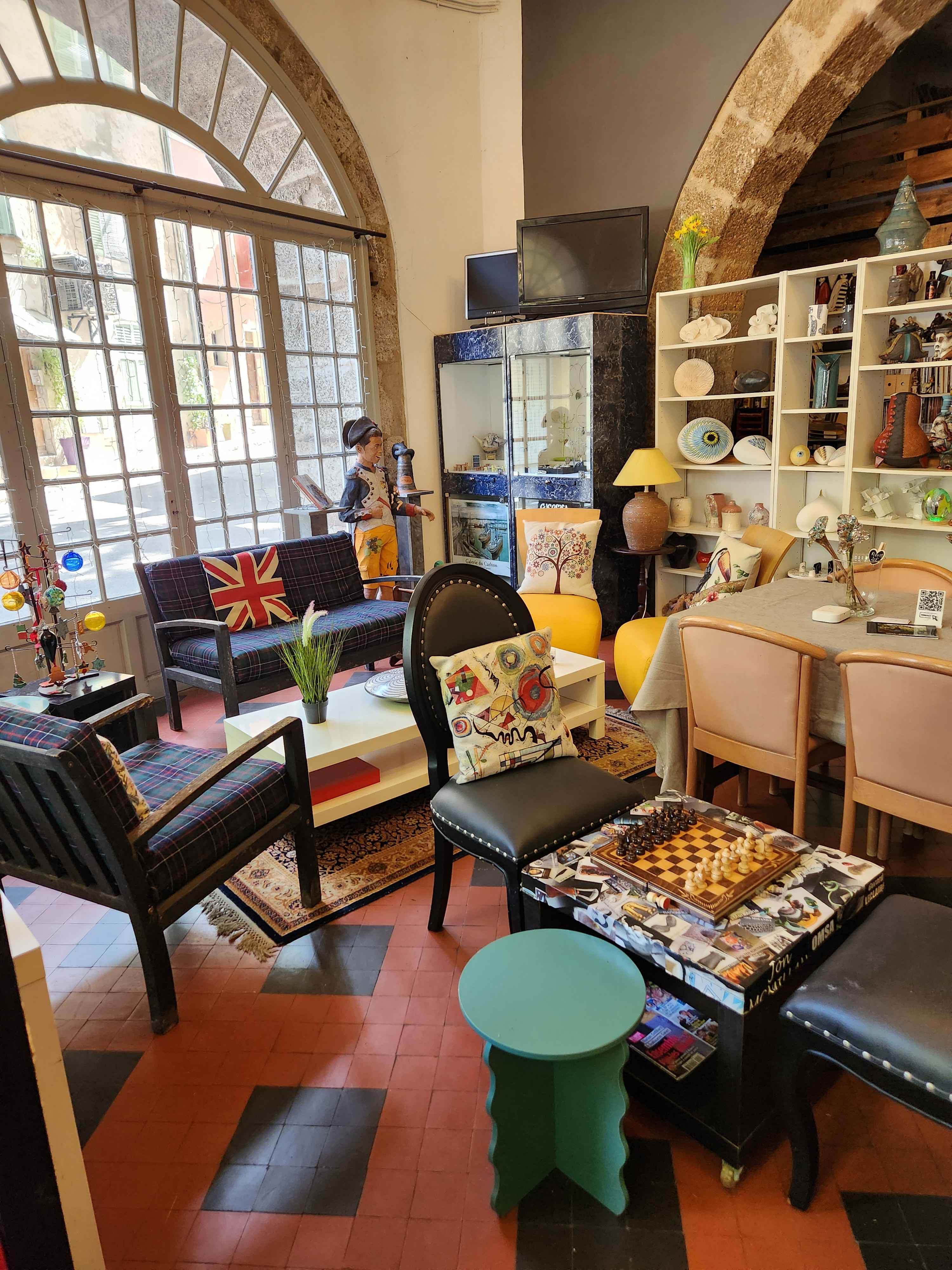 Le salon intérieur, entre galerie et salon de thé (1/10)